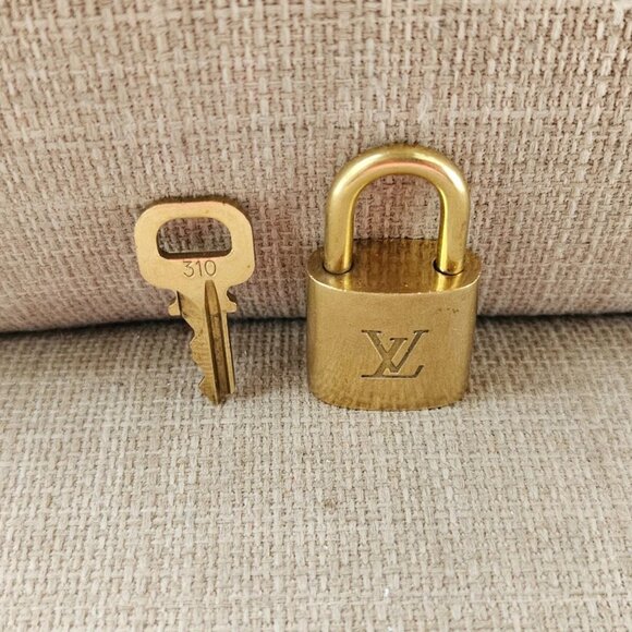 Louis Vuitton Paris Padlock Gold Tone Lock/Key 310 Made in France Authentic LV - Picture 2 of 13